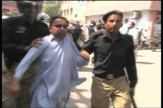 Karachi police torture paramedics, arrest 50