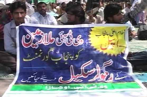 Staff of vocational institutes continues protests 