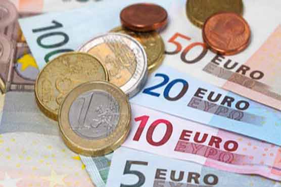 Euro falls against major currencies in Asian trade