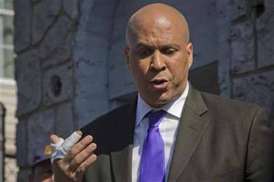 Mayor of Newark, N.J., carries woman from burning home