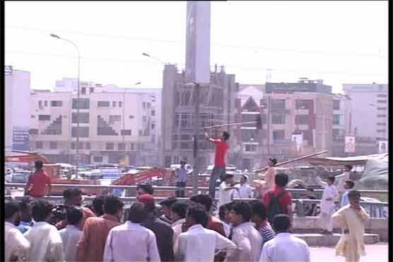 Neither water, nor power; citizens come to streets