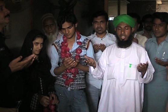Hafizabad: Eloped couple got married at police station
