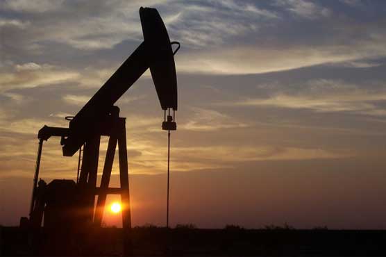 Oil hovers above $102 amid uneven US recovery 
