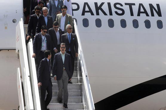 Aircraft carrying PM Gilani makes emergency landing
