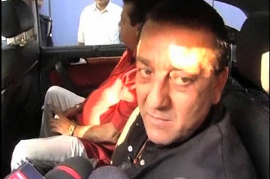 Sanjay Dutt dances to pay tribute to Big B 