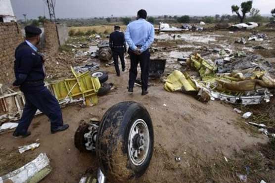 Pakistan probes jet crash amid criticism