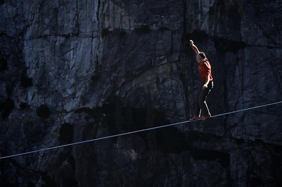American daredevil walks rope over canyon 1.8km up