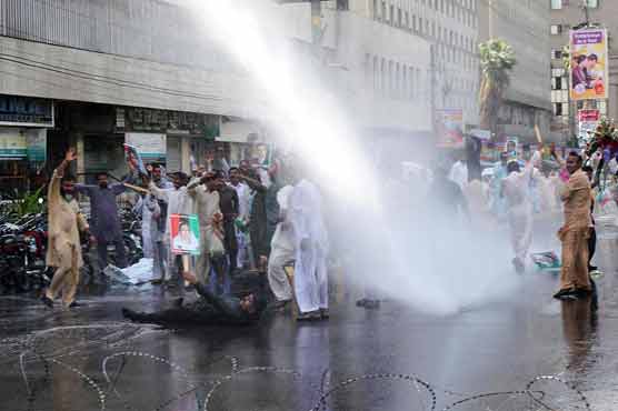 Karachi: Police disperse NCHD employees through water cannon