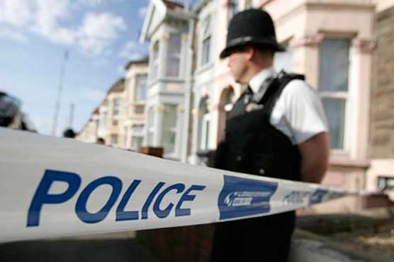 UK police arrest five men in terror raids 