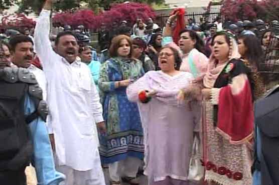 Protests in Multan in favour of PM Gilani 