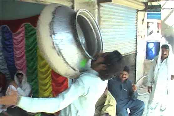 Jaffarabad: Youth picks 30kg food pot with teeth