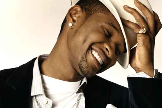 Usher debuts new songs in unconventional style 