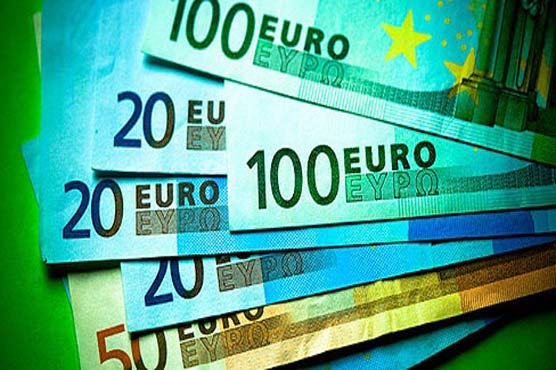 Euro dips against dollar in Asia