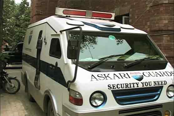 Lahore: Dacoits, security guard loot Rs 20m 