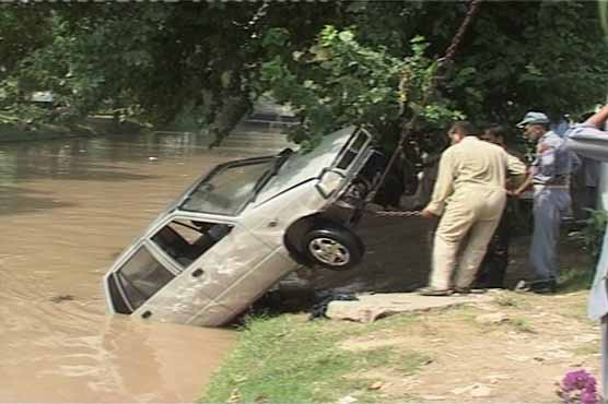 Car plunges into Lahore canal