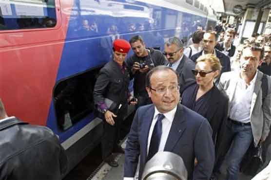 Hollande takes train, not plane, on vacation 