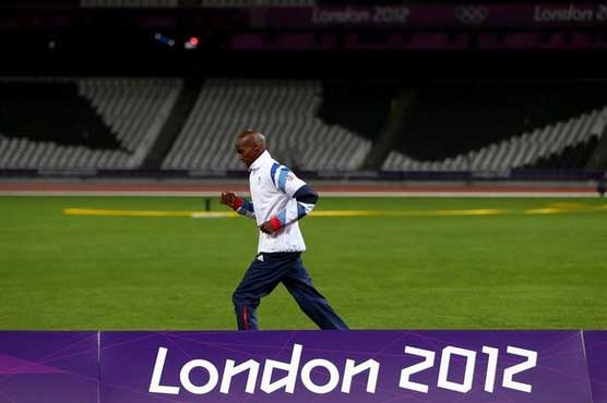 Farah wins 10,000 on golden night for Britain