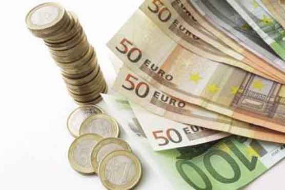 Euro gains, dollar dips in Asian trade