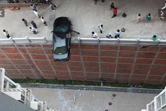 Chinese couple meets embarrassing car accident 