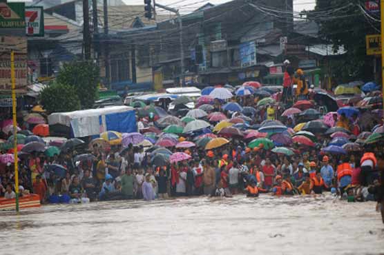 850,000 displaced as deadly floods wreck Philippines 