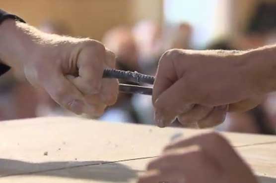 Bavarian machos gather for finger-pulling fest