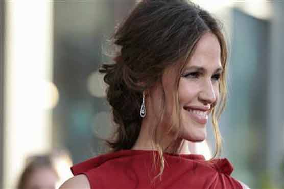 Jennifer Garner brings mommy self to Timothy Green