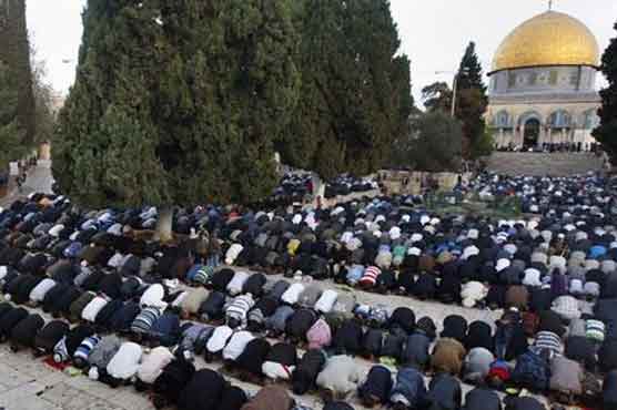 Thousands of Palestinians pour into Al-Aqsa Mosque 
