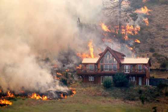 Winds fan fires across hot, dry US western states