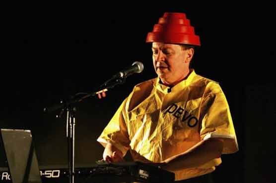  Song mocks Romney for strapping the dog