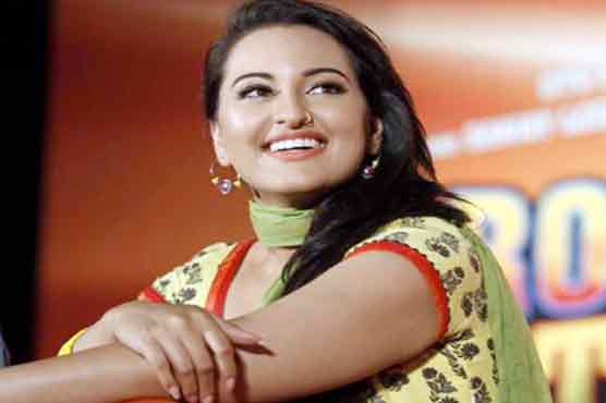 'I'm lucky to work with Akshay Kumar: Sonakshi Sinha 
