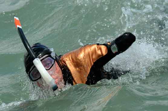 Man without arms, legs swims between US and Russia 