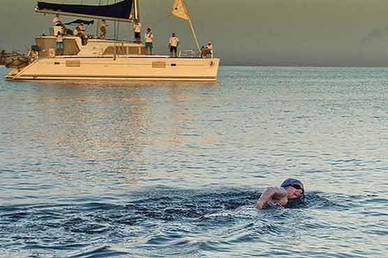 US swimmer edges toward Florida in Cuba-US crossing