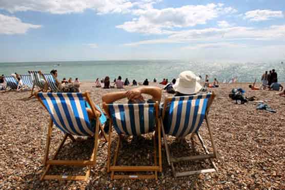 Australian beachgoers drop their trousers to demand toilet facilities 
