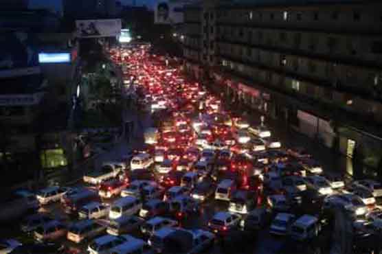 Picnickers stuck in massive traffic jams in Karachi 