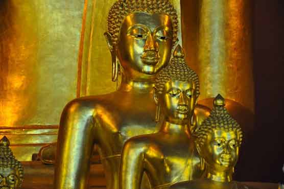 Sri Lankan court jails French tourists over Buddha photos 