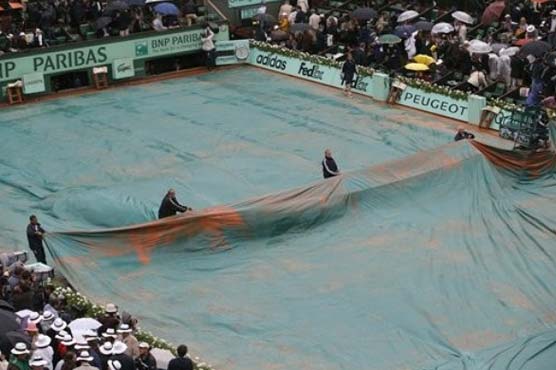 Rain halts play for two hours at U.S. Open