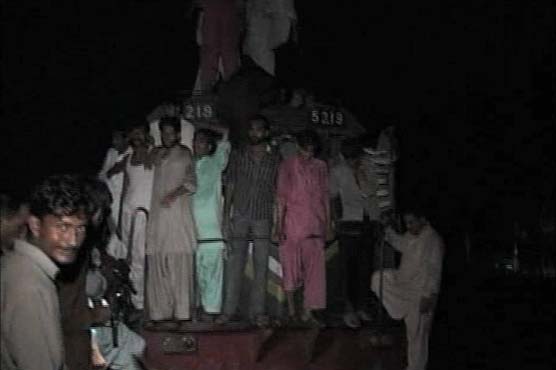 Multan: Passengers protest against delay in train