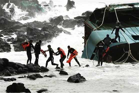9 dead as typhoon smashes fishing ships 