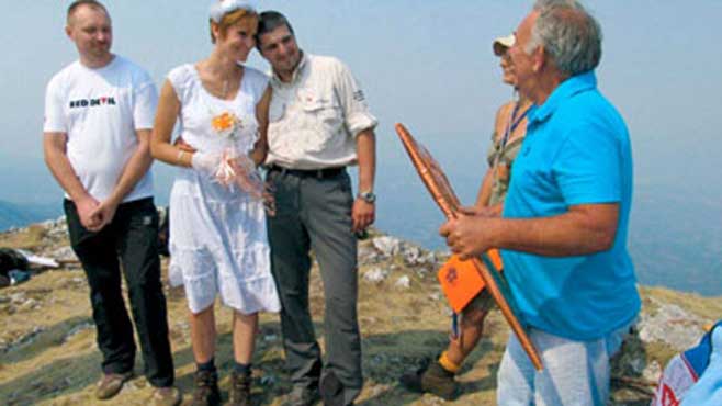 Avalanche survivor marries rescuer on same mountain