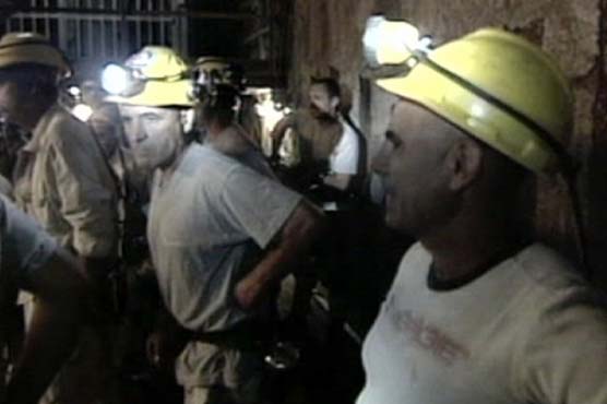 Protesting miner slashes wrist on television