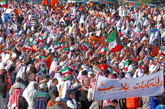 Divided Kuwait votes as opposition boycotts 