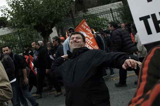 Greece set to unveil terms of crucial bond buyback