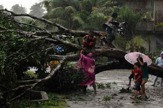 Flood kills 40 in typhoon-hit south Philippines