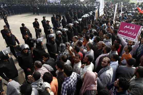 Egypt: Morsi opponents march on presidential palace