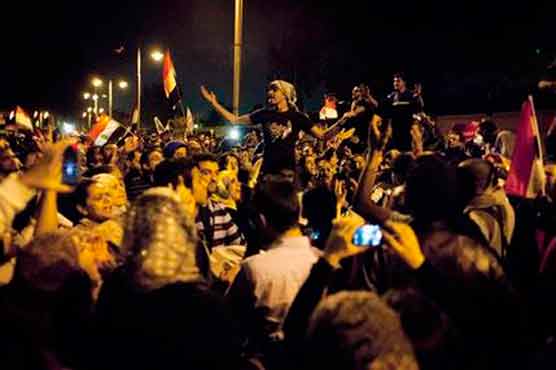 Egypt protesters breach presidential palace barricade