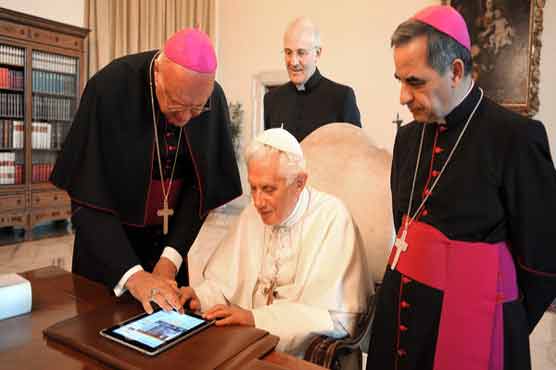  Pope posts first international twitter