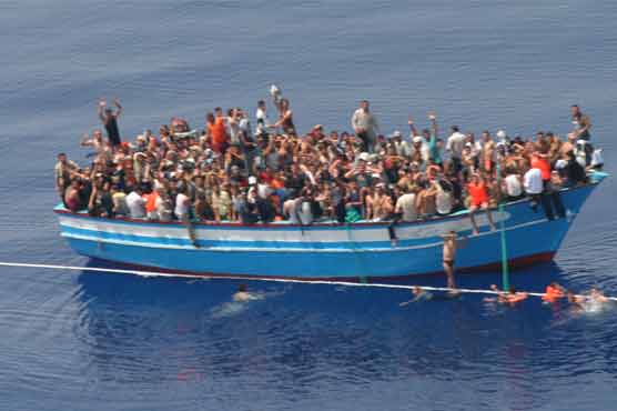 400 African migrants arrive on Italian island