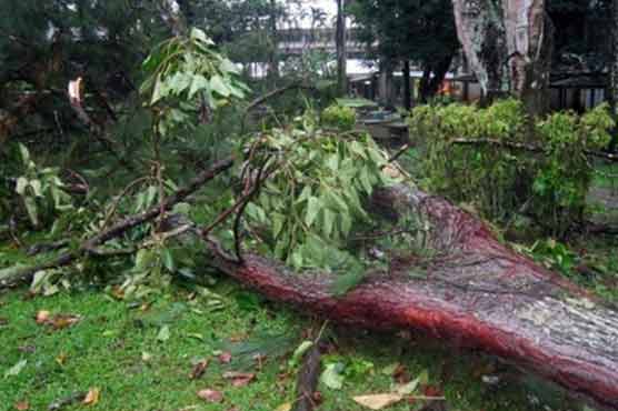 Thousands flee as Cyclone Evan batters Fiji