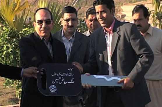 Malik Riaz gifts car to Snooker champ Asif 