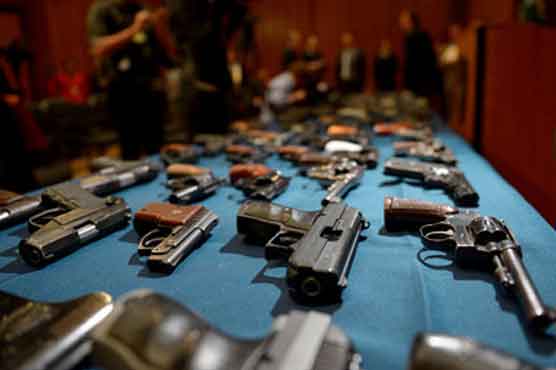 Obama backs bid to ban assault weapons  